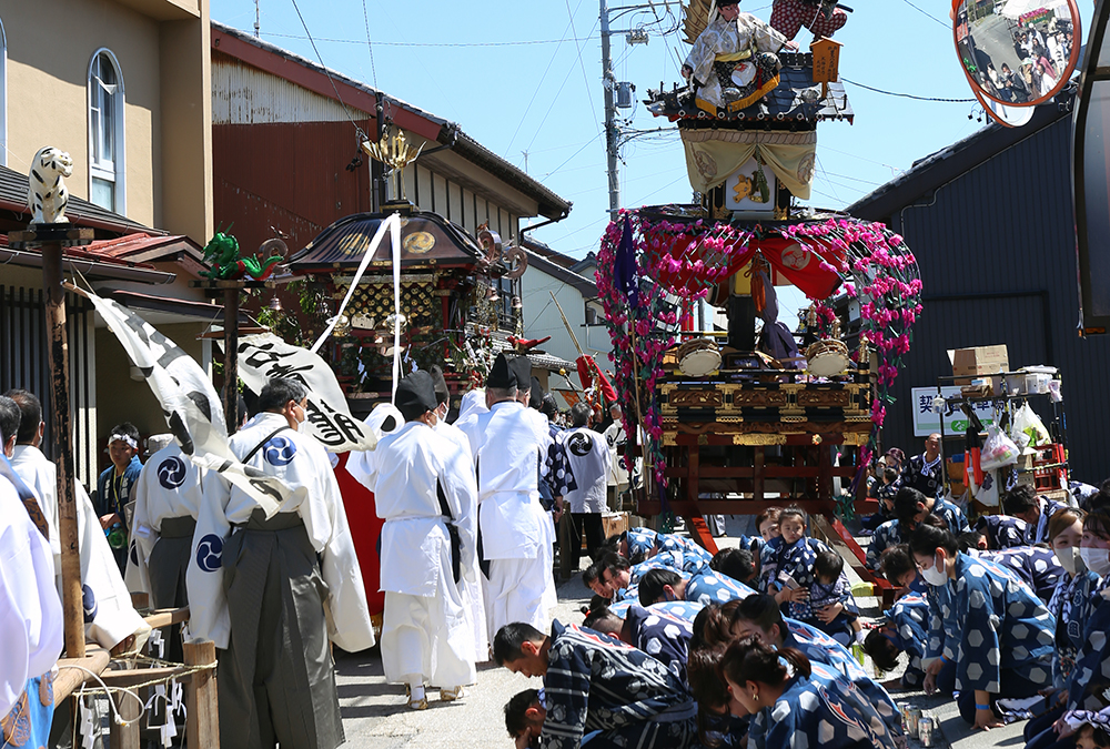 神輿に頭を下げる三熊野神社大祭神輿渡御