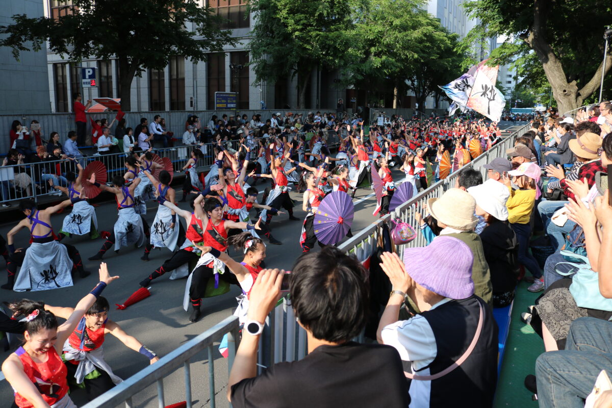 YOSAKOIソーラン祭り　踊り子と観客
