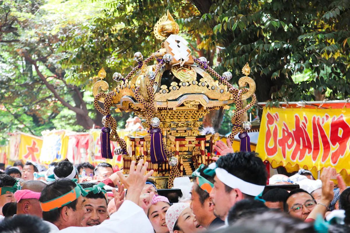 花園神社例大祭で4年ぶりに担ぎ上げられるお神輿！町会神輿が練り新宿の町を賑わせる｜株式会社オマツリジャパン