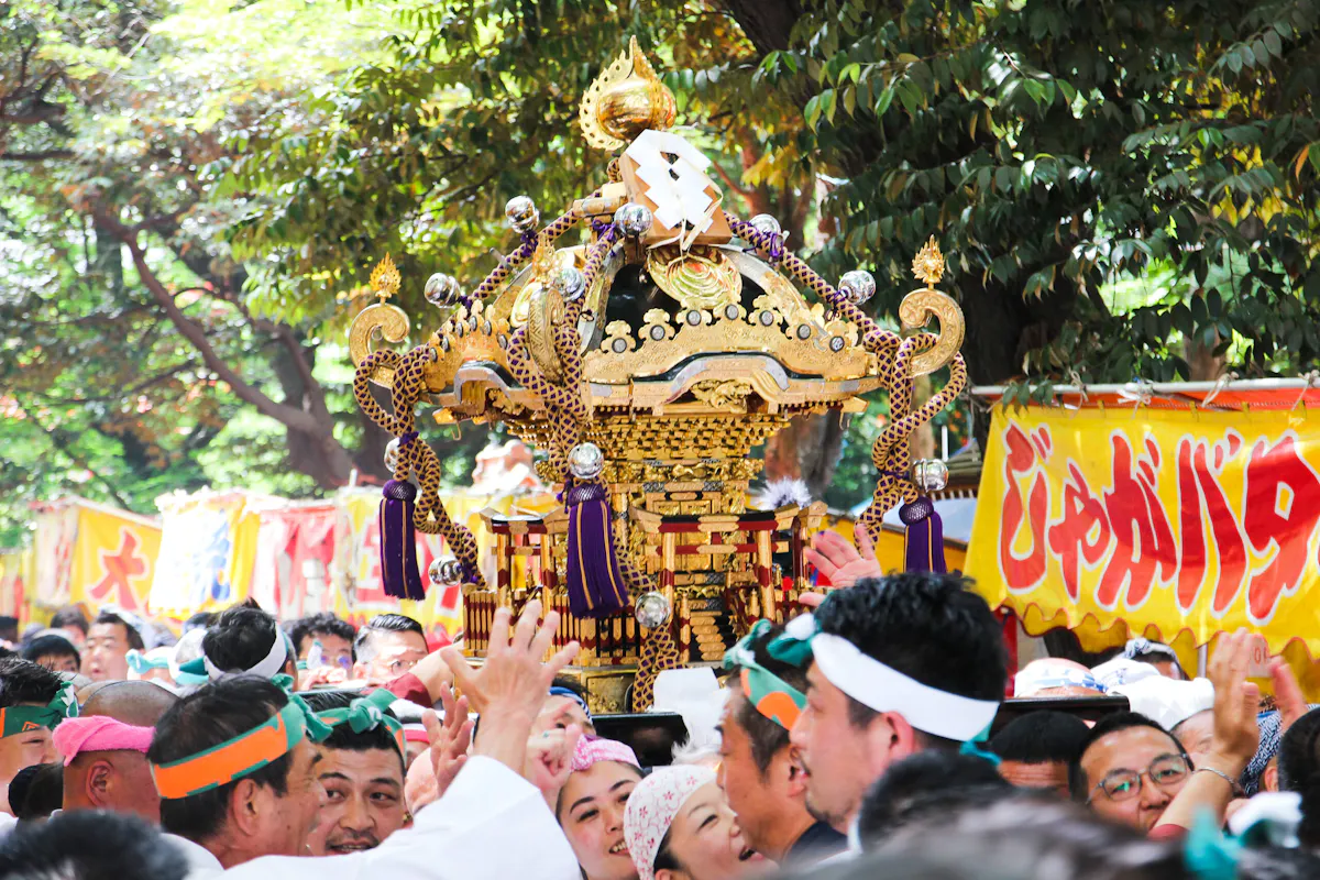 花園神社例大祭で4年ぶりに担ぎ上げられるお神輿!町会神輿が練り新宿の町を賑わせる|株式会社オマツリジャパン