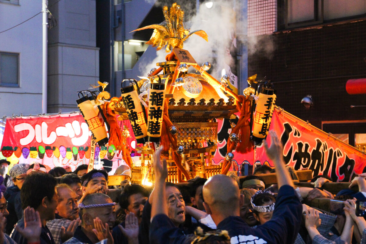 下谷神社大祭で4年ぶりに盛大な担ぎ手の声が響く！夕刻の連合神輿渡御は圧巻