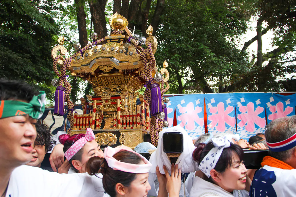 花園神社例大祭で4年ぶりに担ぎ上げられるお神輿!町会神輿が練り新宿の町を賑わせる|株式会社オマツリジャパン