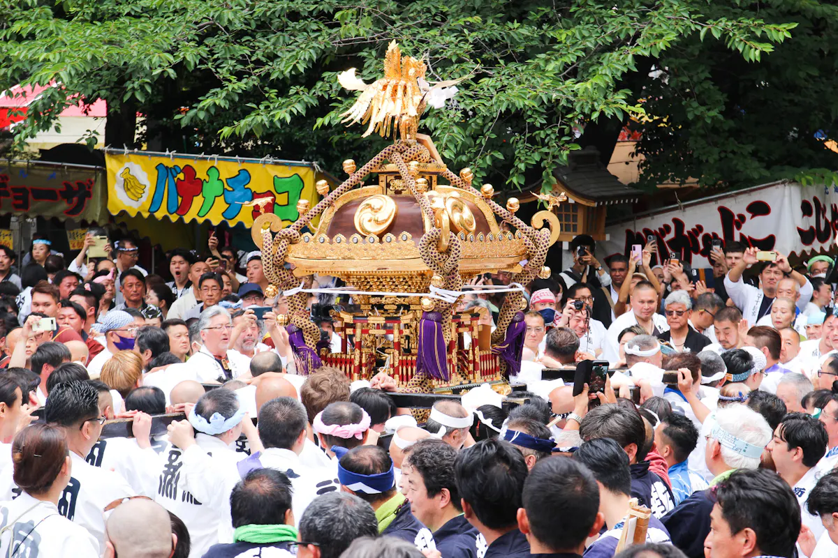 花園神社例大祭で4年ぶりに担ぎ上げられるお神輿!町会神輿が練り新宿の町を賑わせる|株式会社オマツリジャパン