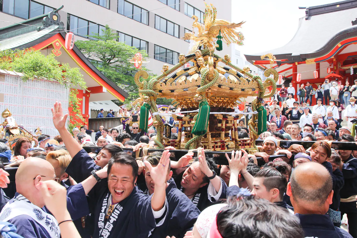 花園神社例大祭で4年ぶりに担ぎ上げられるお神輿!町会神輿が練り新宿の町を賑わせる|株式会社オマツリジャパン