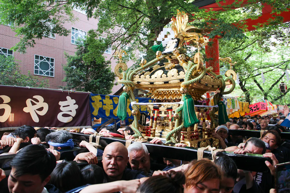 花園神社例大祭で4年ぶりに担ぎ上げられるお神輿!町会神輿が練り新宿の町を賑わせる|株式会社オマツリジャパン