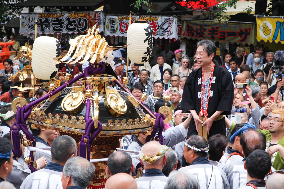 花園神社例大祭で4年ぶりに担ぎ上げられるお神輿！町会神輿が練り新宿の町を賑わせる｜株式会社オマツリジャパン