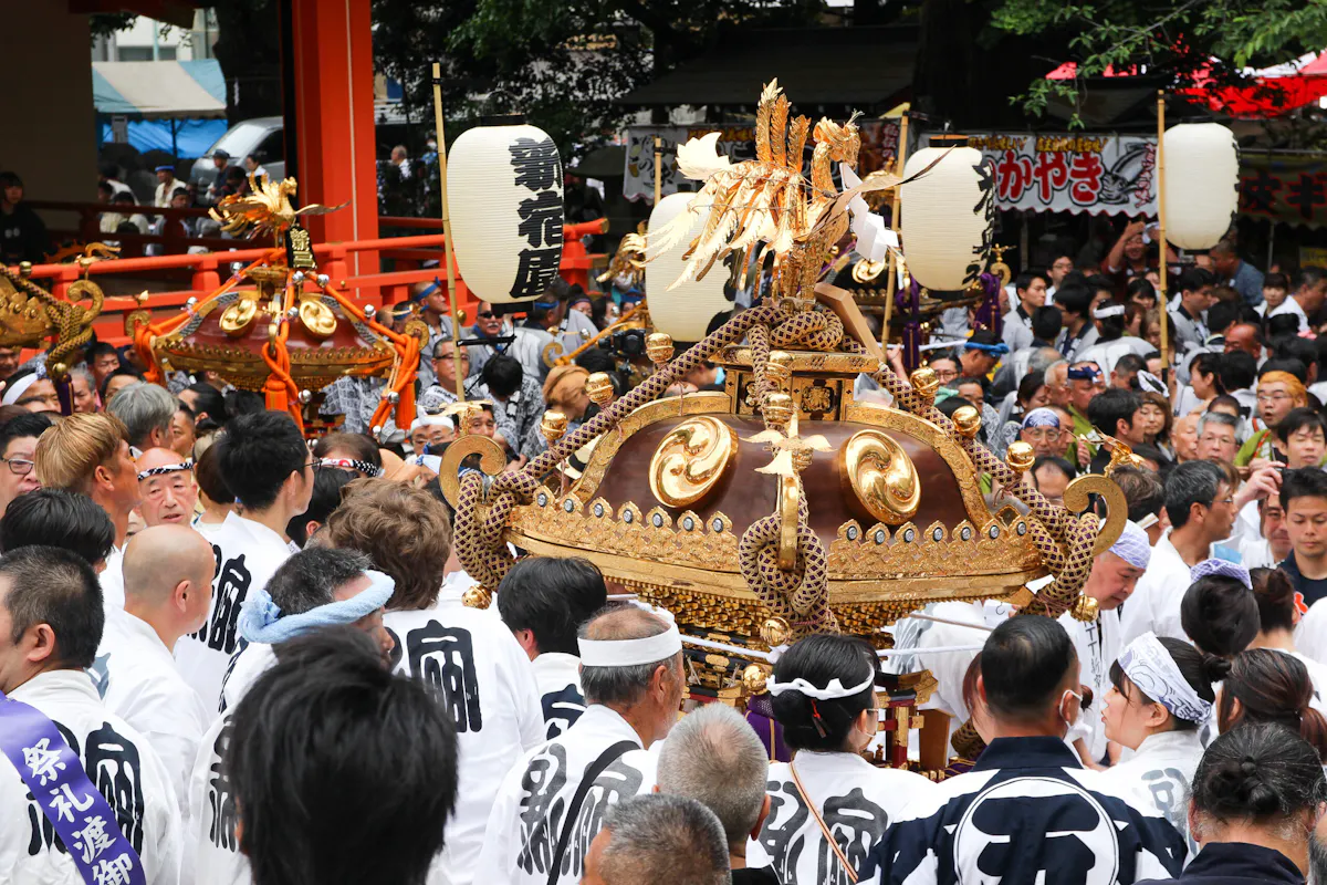 花園神社例大祭で4年ぶりに担ぎ上げられるお神輿！町会神輿が練り新宿の町を賑わせる｜株式会社オマツリジャパン