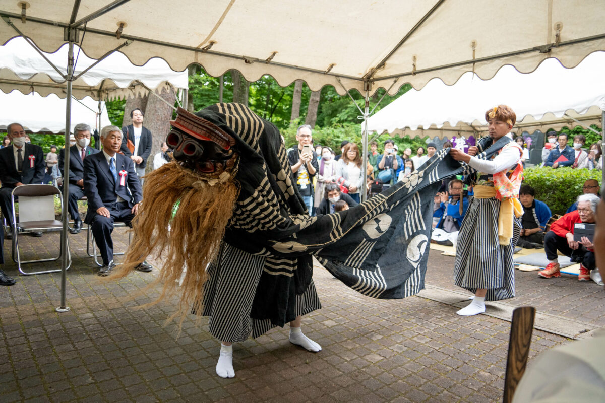 田中獅子舞保存会による奉納