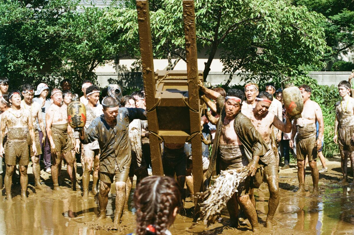 埼玉県上尾市の奇祭「どろいんきょ」2023年も神輿が盛大に泥まみれに！4年ぶり開催をレポート