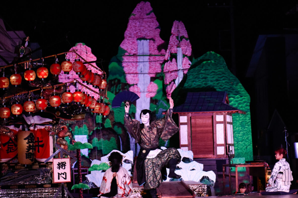 日本屈指の野外歌舞伎の祭典！栃木県那須烏山市「山あげ祭」大迫力の舞台、神棲む山への祈りあり