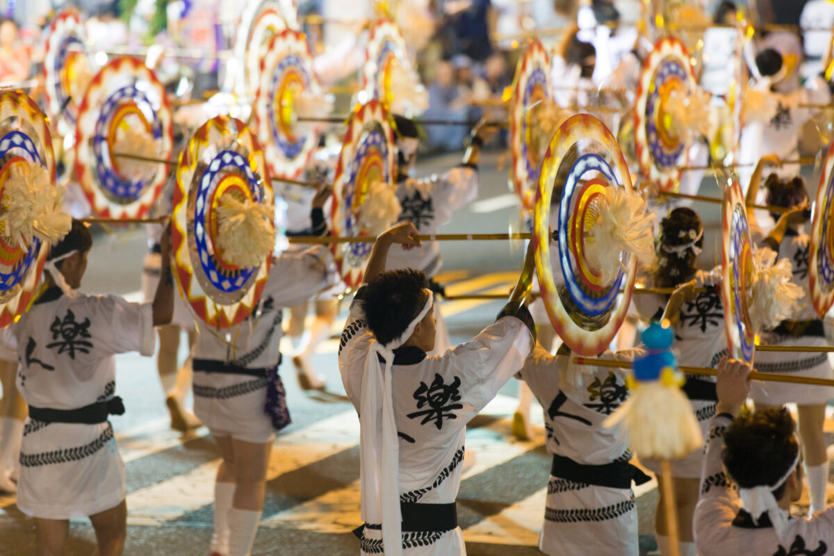 鳥取の「世界最大級」まつり！ド派手な傘で踊る「鳥取しゃんしゃん祭