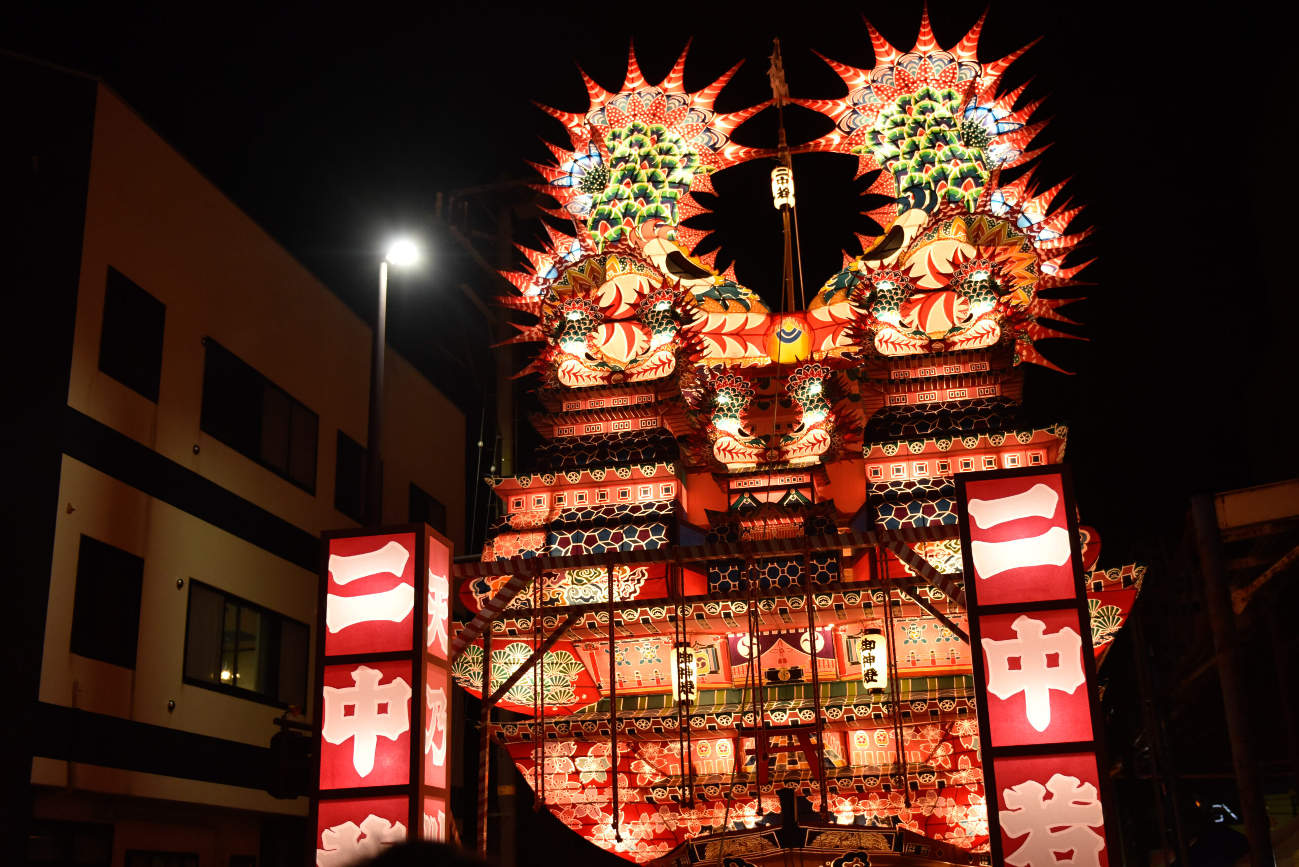 日本一の城郭灯籠が放つ強烈な魅力！秋田県「能代七夕 天空の不夜城」を現地レポート！｜株式会社オマツリジャパン