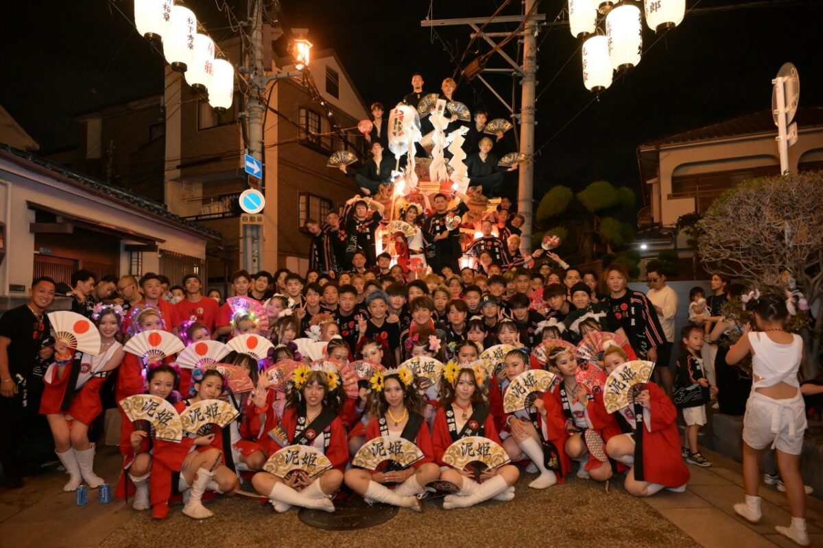 出発前に集合写真を撮る泥堂町