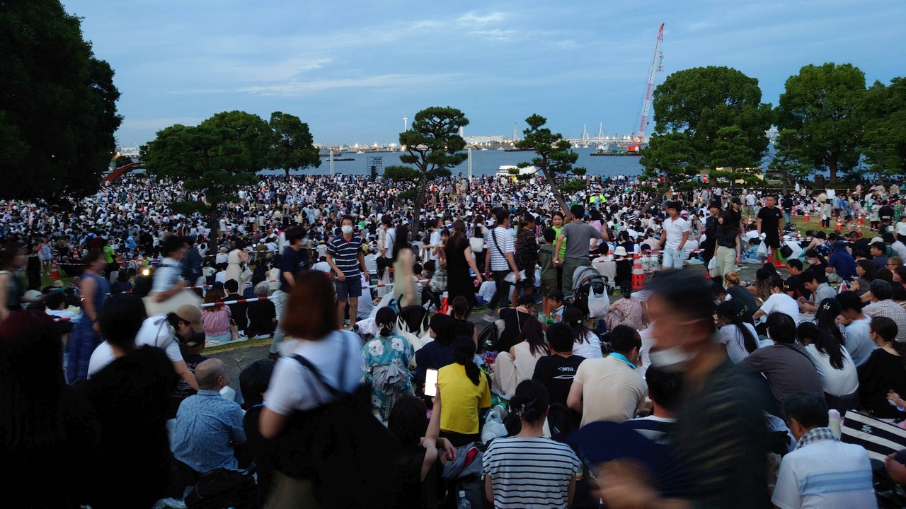 18:57臨港パーク芝生エリア
