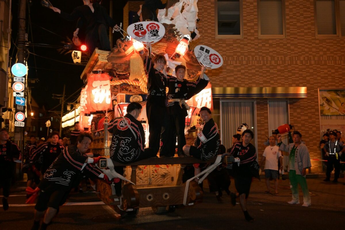 南港通に勢いよく飛び出してきた泥堂町のだんじり