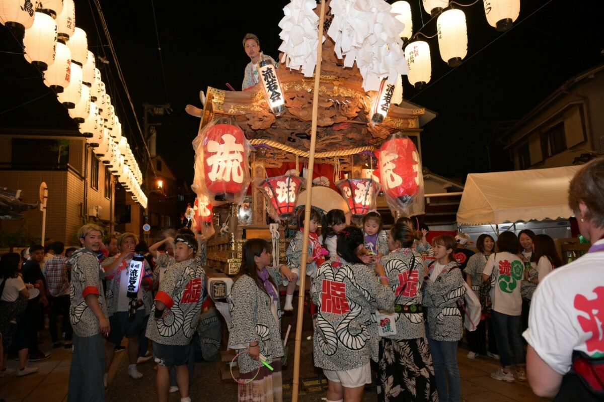 九町合同曳行に備え休憩している流町