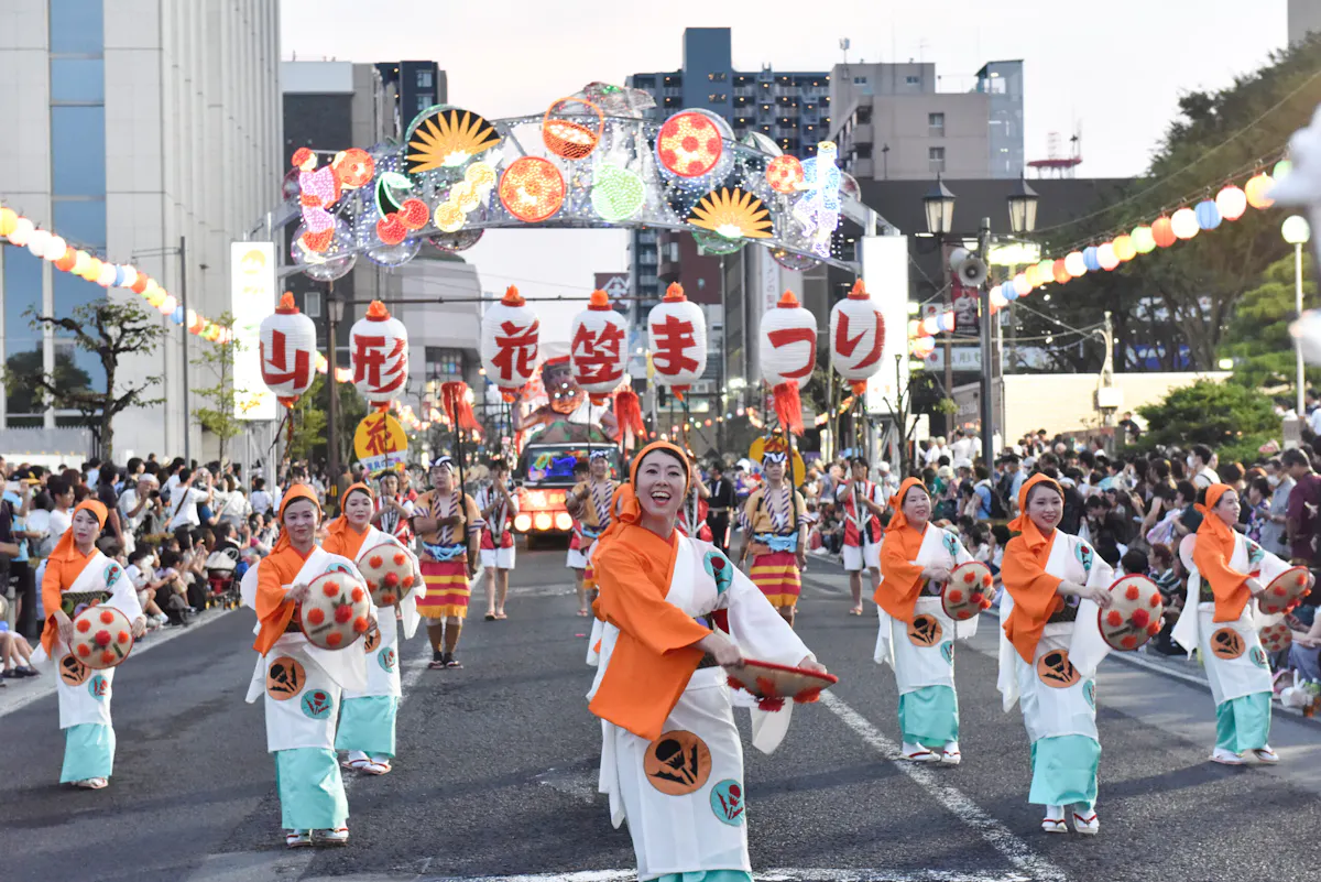 華やかな花笠がずらり!2023年「山形花笠まつり」大パレードの様子をお届け!|株式会社オマツリジャパン
