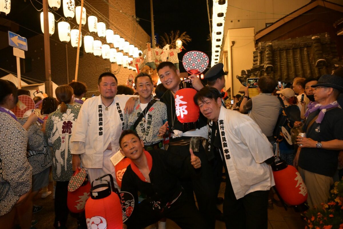 九町合同曳行出発前の流町の世話人さんと泥堂町の世話人さん