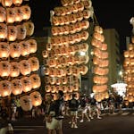 秋田竿燈まつり、技と美しさの共演をご覧あれ！まるで実り豊かな稲穂、竿燈の起源とは？