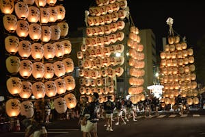 秋田竿燈まつり、技と美しさの共演をご覧あれ！まるで実り豊かな稲穂、竿燈の起源とは？