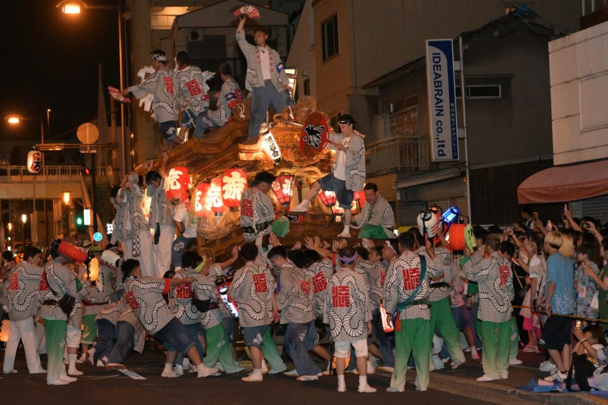 だんじりの後ろを持ち上げマイマイをする流町