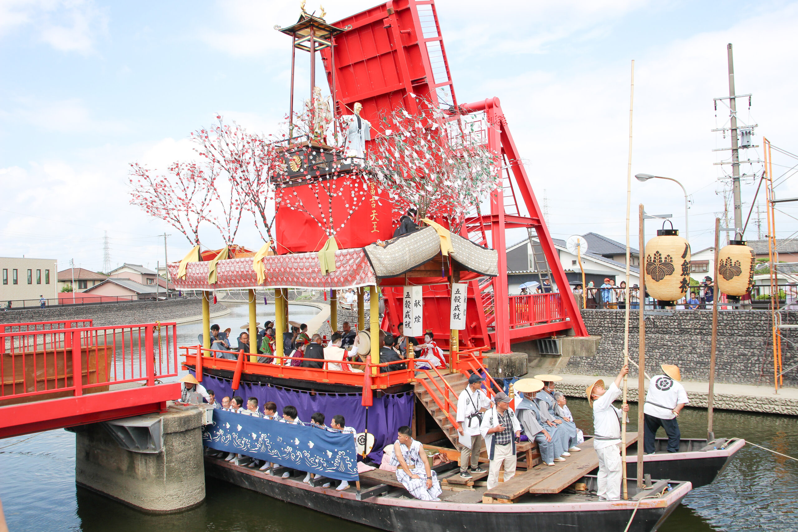 須成祭が4年ぶり本格開催！宵祭を提灯で彩る巻藁船、朝祭で橋を