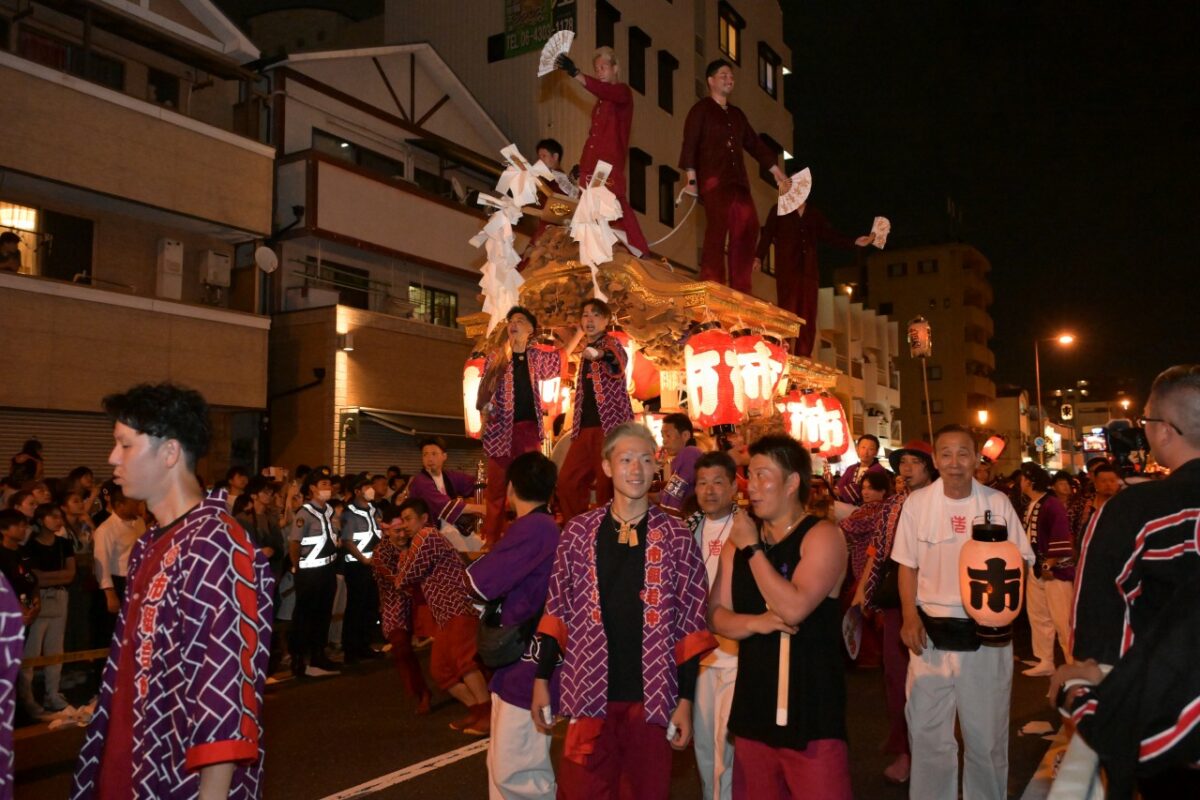 南港通を移動する市町