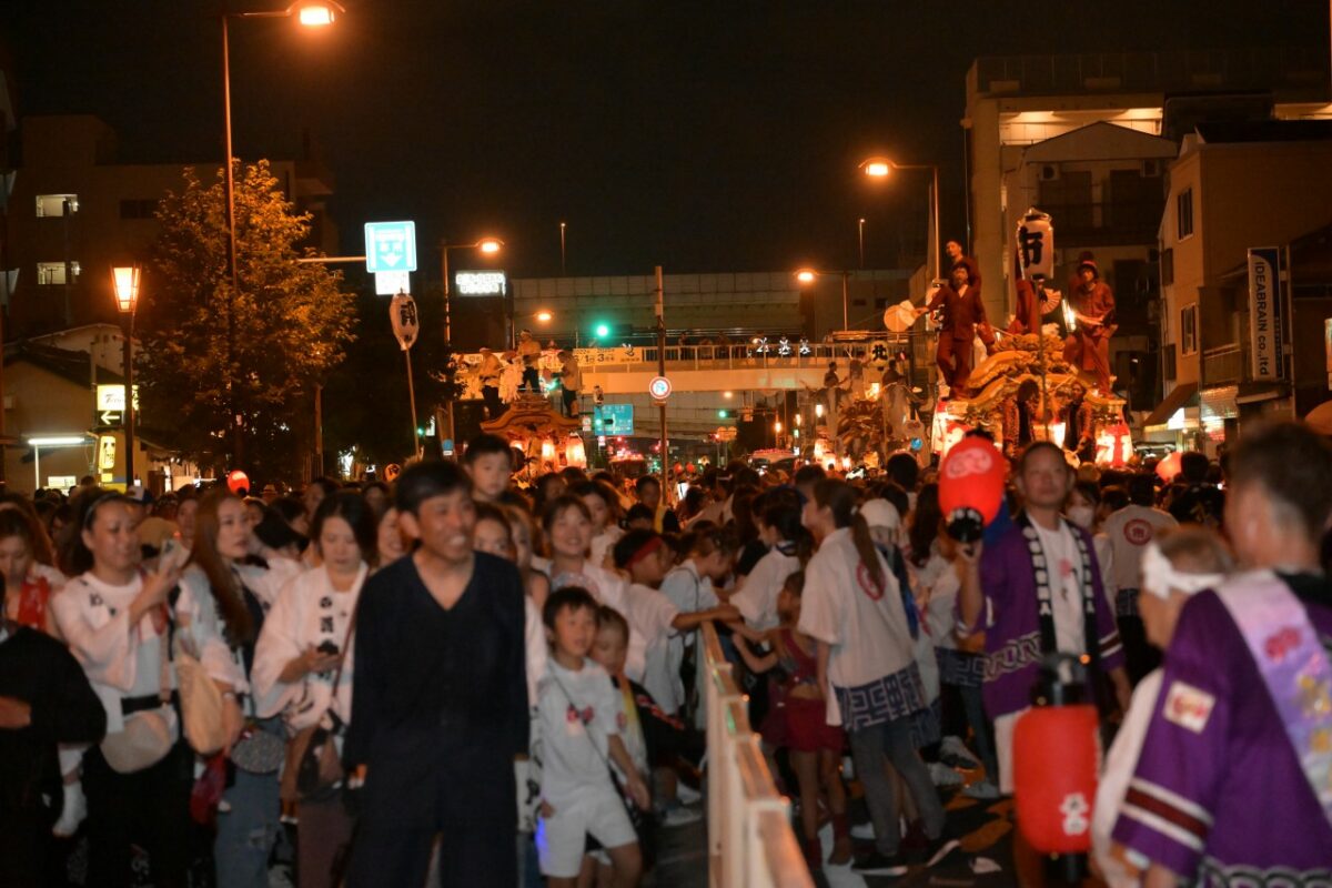 賑わいを見せる南港通