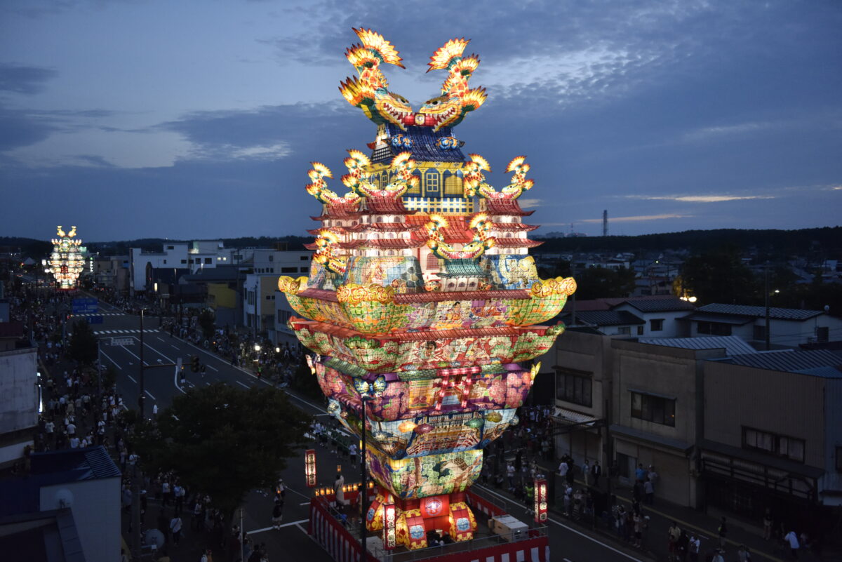 日本一の城郭灯籠が放つ強烈な魅力！秋田県「能代七夕 天空の不夜城」を現地レポート！