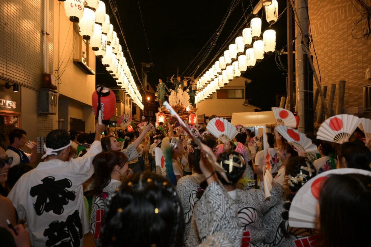 九町合同曳行に備えて宿（祭に参加している町の関係者が休憩する詰め所）に帰ってきた流町のだんじり