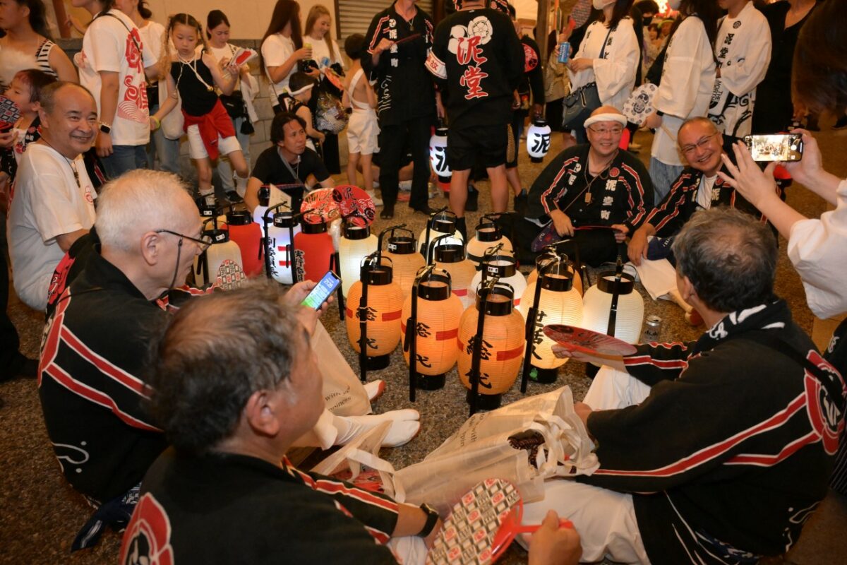 談笑する泥堂町の年長者たち