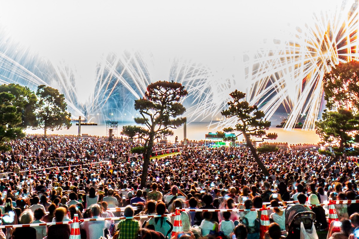 みなとみらいスマートフェスティバル2023｜真夏の横浜みなとみらいが高火力の花火で熱くなる！