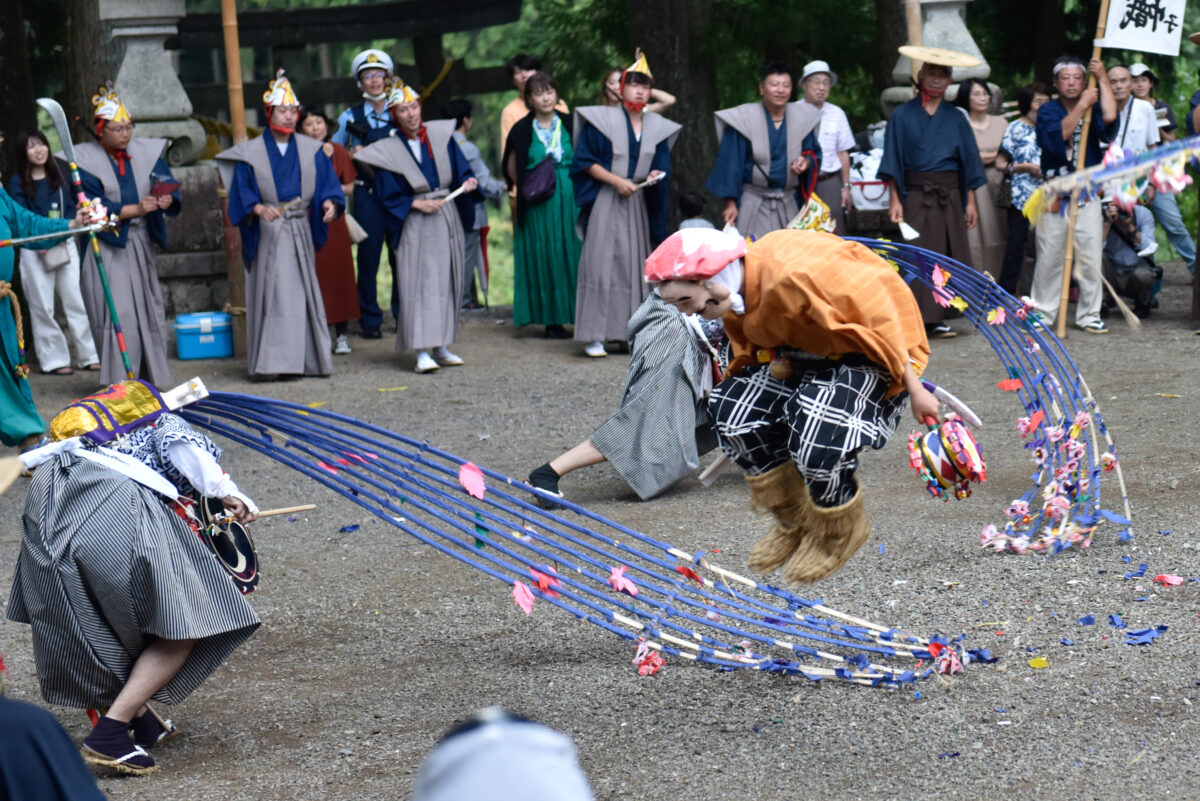 ユネスコ無形文化遺産、岐阜県郡上市「寒水の掛踊」。背の高いシナイを振り、花飾りを散らす風流踊！