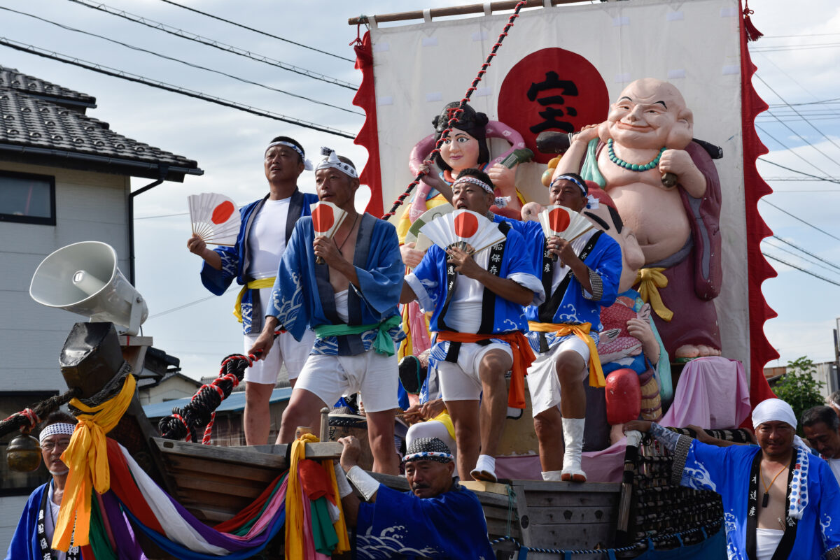 北前船の面影を伝える曳船、輪踊りに宮獅子も！石川県小松市「安宅まつり」ならではの魅力とは？