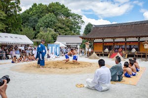 烏相撲で「カーカーカー！」カラスの横跳びで五穀豊穣を願う上賀茂神社の「重陽神事」
