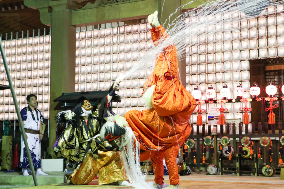 六斎念仏踊りが盂蘭盆に壬生寺で開催！牛若丸や弁慶が登場。最後は獅子舞の見事な技も