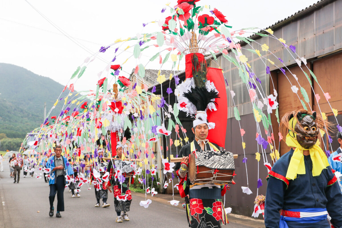 勝手神社の神事踊（かんこ踊り）が4年ぶり開催！色とりどりの姿での踊りが観客を魅了