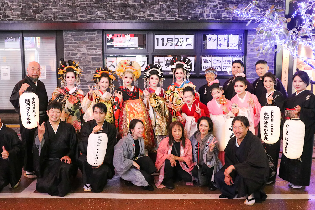 中洲まつりは博多の秋の風物詩！女神輿が”ソイヤ！”の掛け声で進む。花魁道中も必見｜株式会社オマツリジャパン