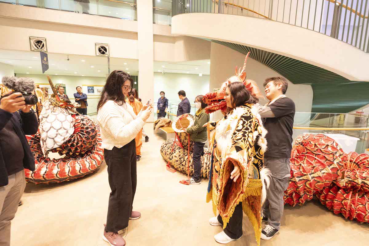 衣裳、蛇胴を体験する来場者