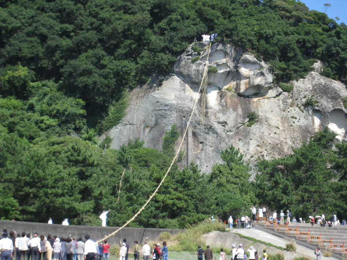 花の窟神社お綱かけ神事、2024年2月の開催情報。ご利益抜群のお綱に触れるには？ ｜株式会社オマツリジャパン