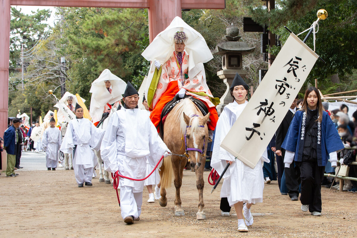 奈良春日大社「春日若宮おん祭」一日中続く神事芸能と1,000名の風流行列