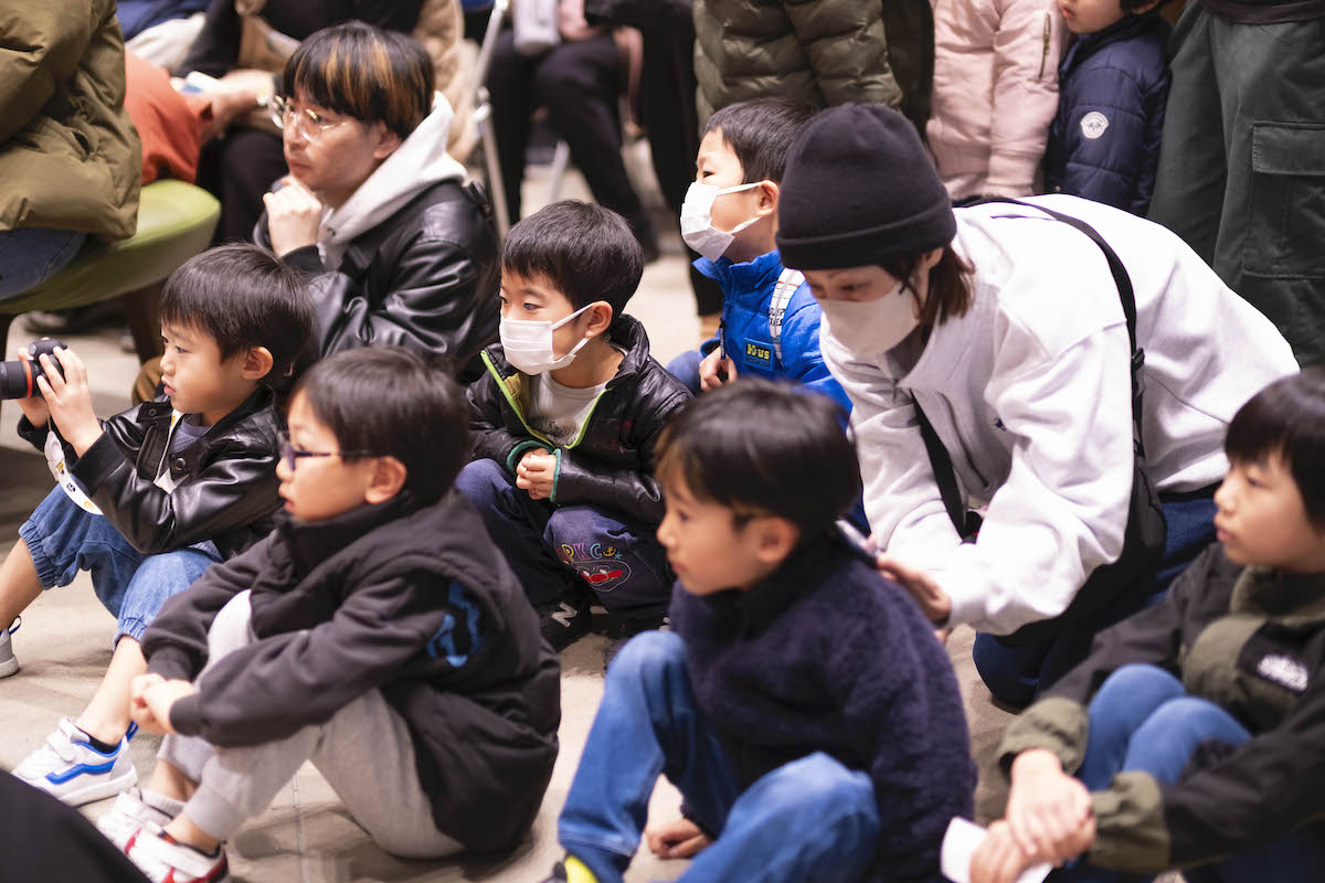 石見神楽を鑑賞する子供たち