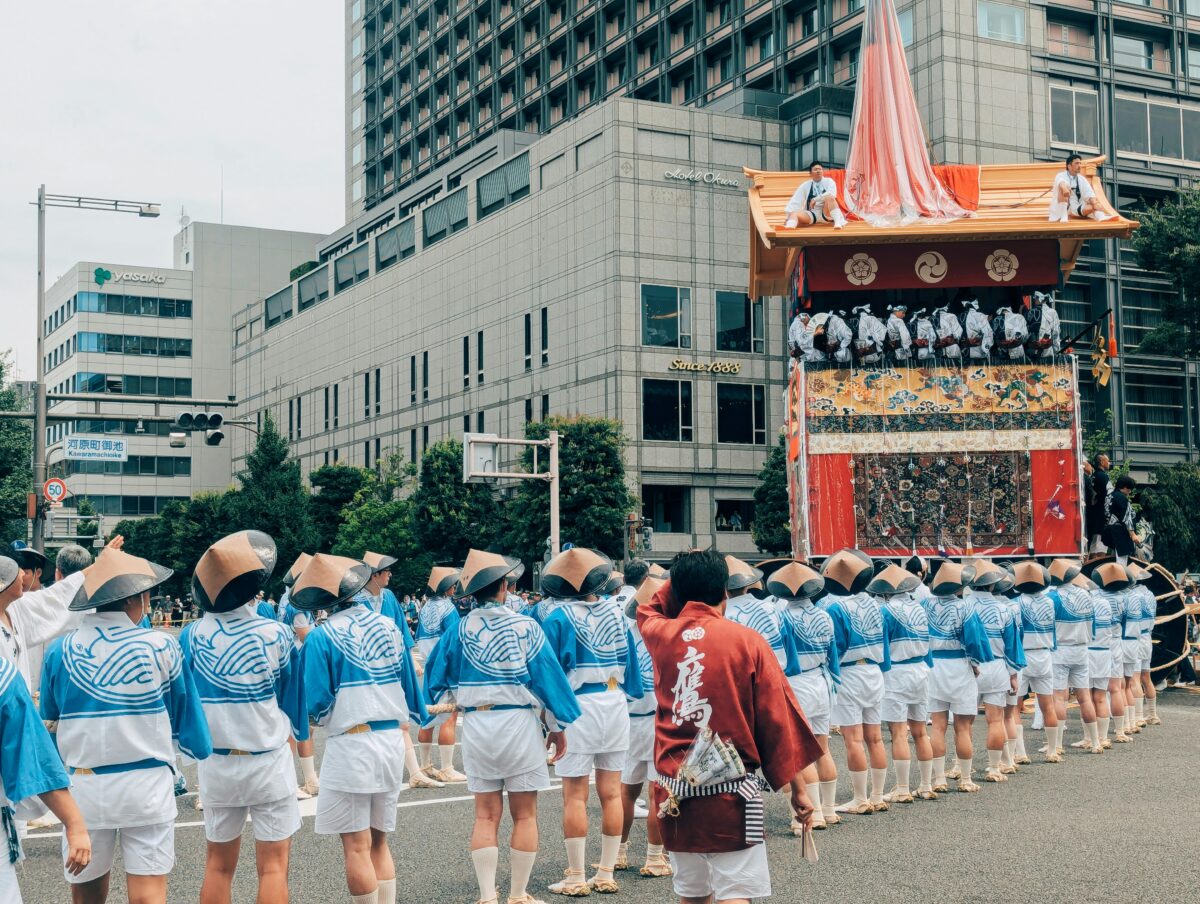 新しい祭り体験づくり事例集  ─価格設計・演出・オンライン活用で広がる文化観光の可能性