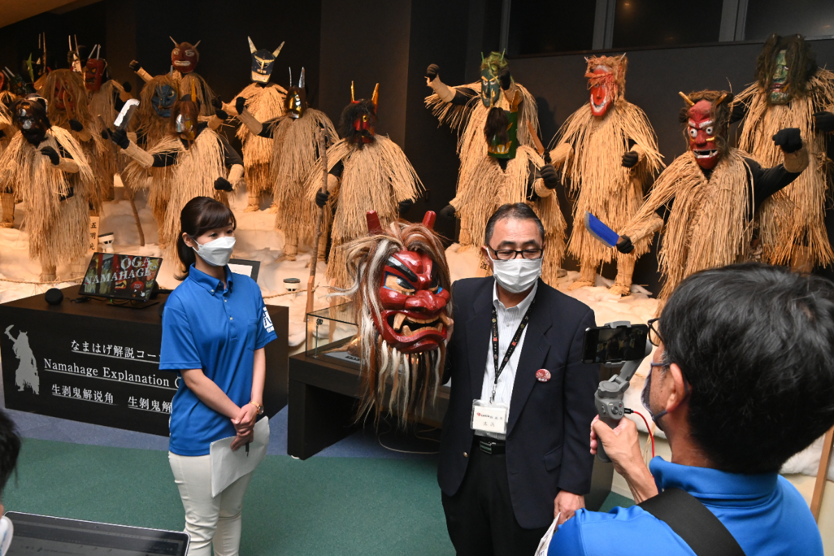 なまはげ館から中継の様子